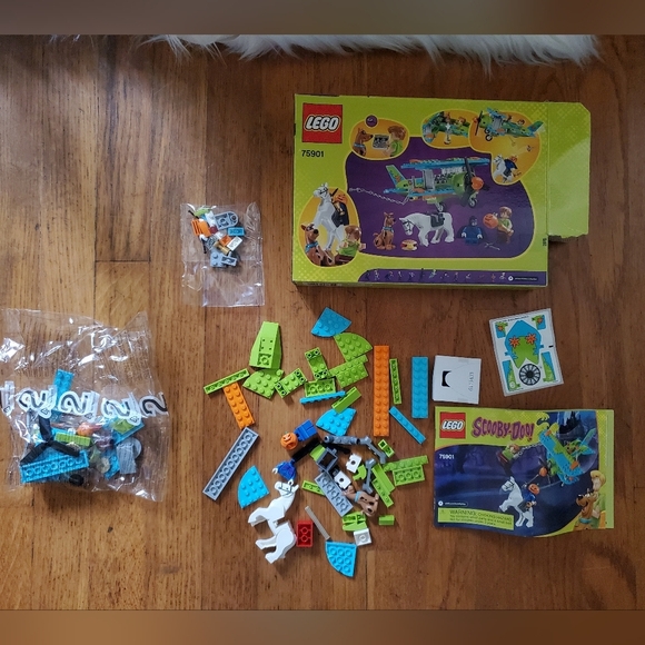 LEGO Scooby-Doo Mystery Plane Set 75901 - Picture 4 of 10